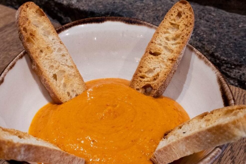 Hummus de pimiento de piquillo de tortilla rusa cordobés